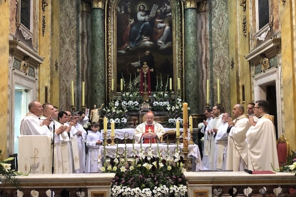 kardynał dziwisz w kościele świętego stanisława w rzymie